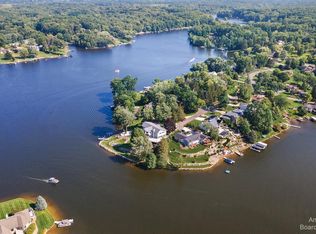 8032 Ore Knob Dr, Fenton, MI