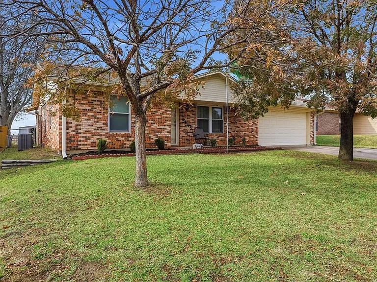 1813 Arkansas St — Photo 2