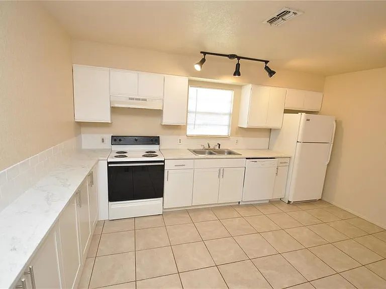 1743 Avenue C NE — Photo 6
