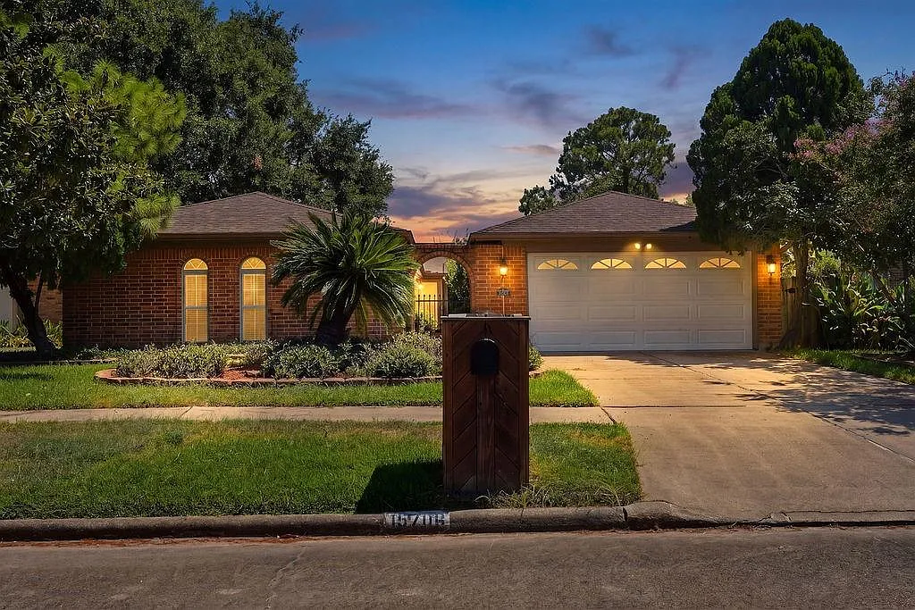 3 bed, 2.0 bath, 2039 sqft, $2,350 — Photo 1