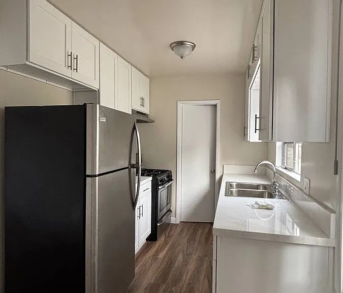 Argyle Apartments — Photo 5