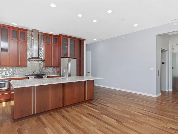 5th image of 830 N Ashland Ave APT 3S