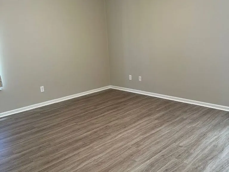 305 Towbridge Ln — Photo 16