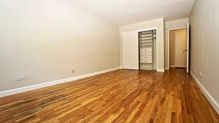 Sold by Bizzarro Agency | media 5