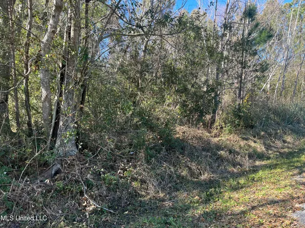 1420 Plover St, Ocean Springs, MS 39564