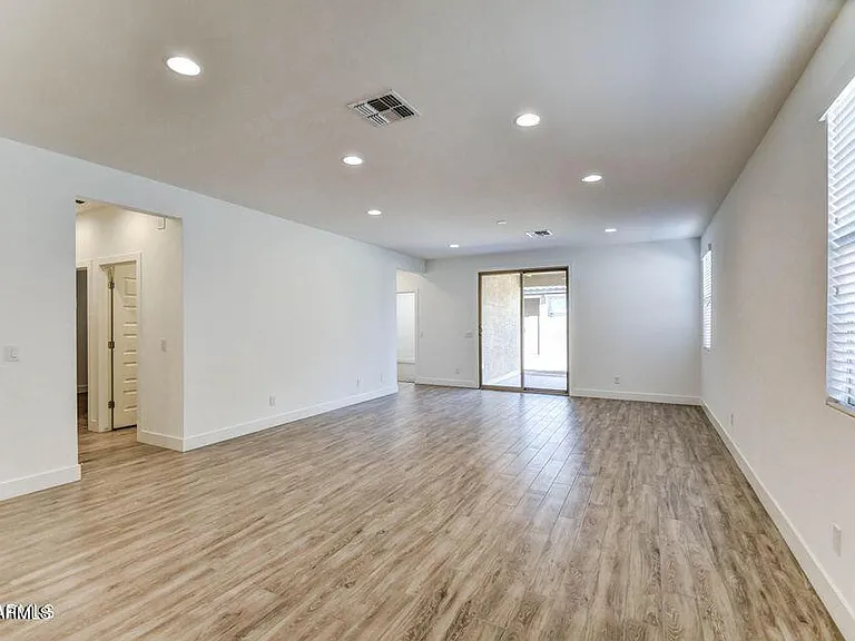 5112 S 117th Ave — Photo 8