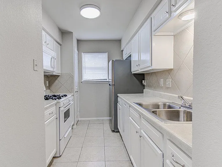 900 Sirocco Dr #B — Photo 10