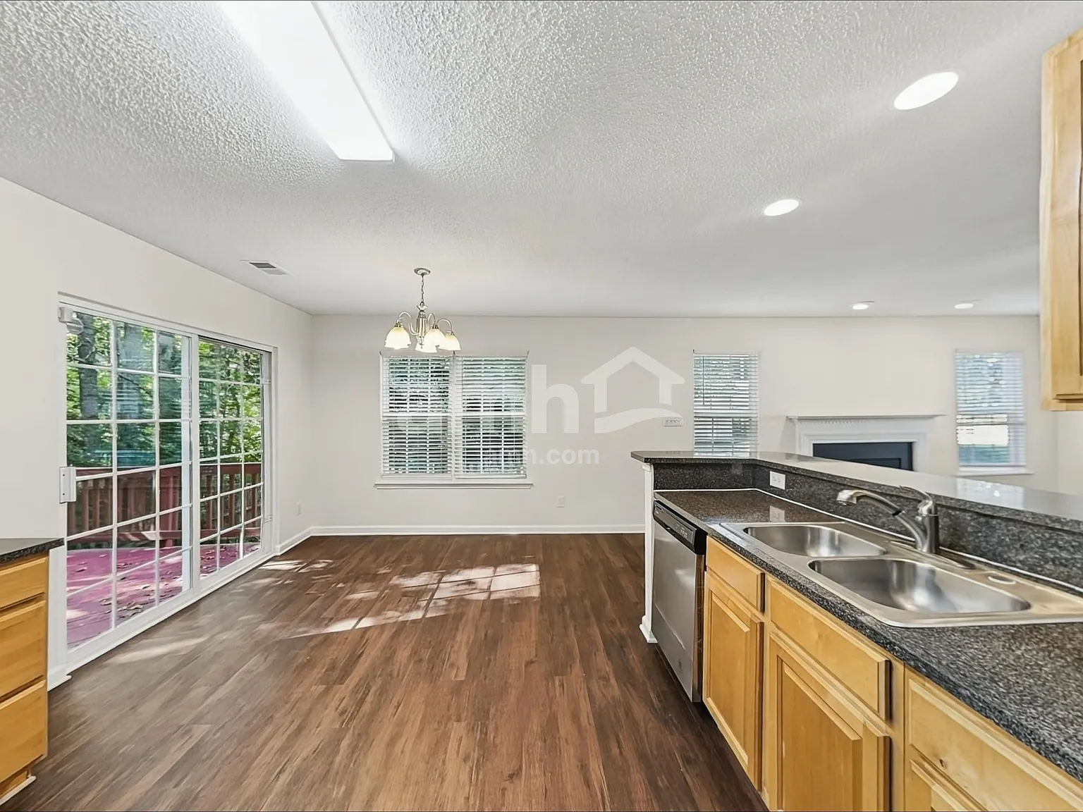 3 bed, 2.5 bath, 1392 sqft, $1,865 — Photo 4
