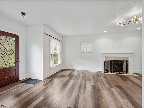 3rd image of 371 Merriman Rd