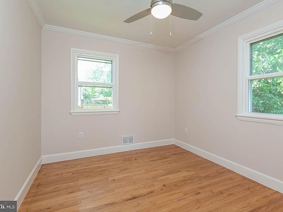 3rd image of 4810 Lexington Ave