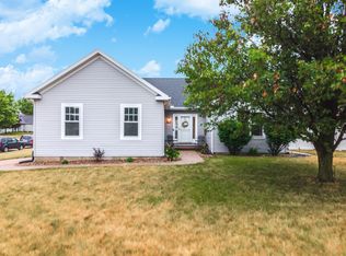 609 Shannon Dr, Heyworth, IL 61745