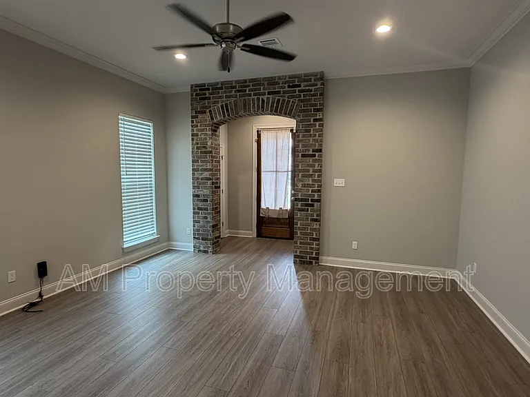102 Ancona Ln — Photo 3