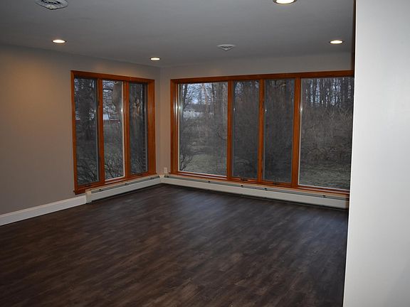 4th image of 261 Cadman Dr