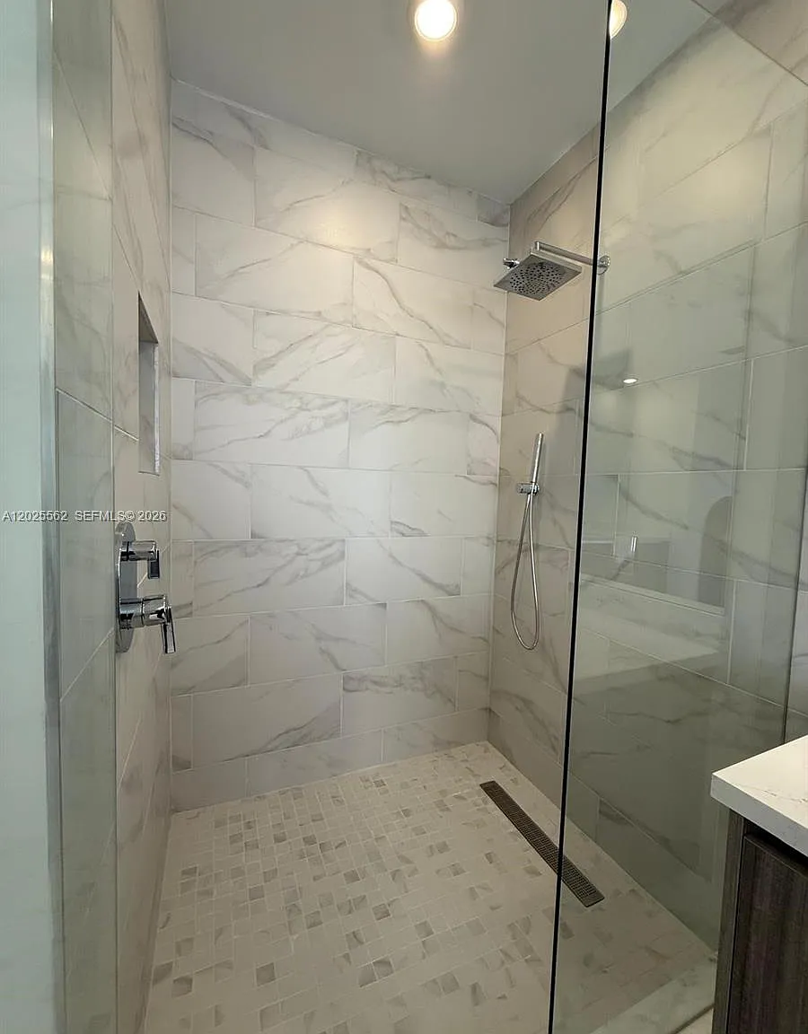 5 bed, 4.5 bath, 4400 sqft, $18,000 — Photo 3