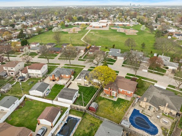 2130 Hempstead Dr, Troy, MI 48083