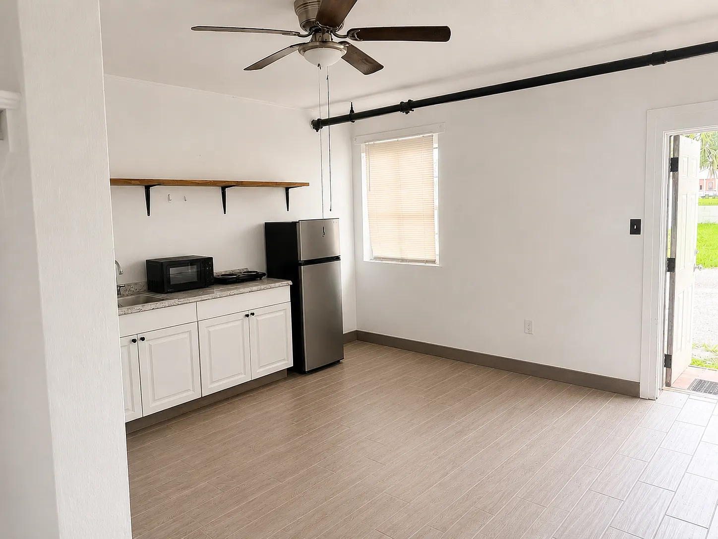 Studio, 299 sqft, $949 — Photo 2