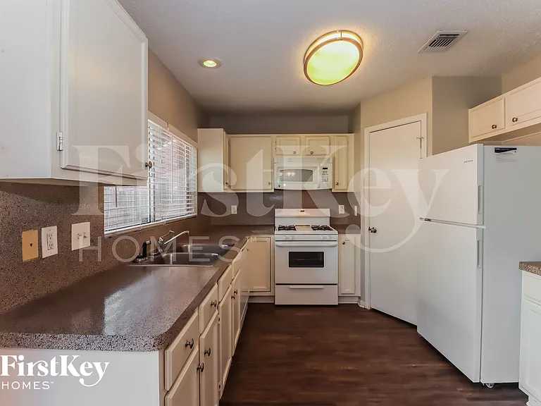 21219 Park Bluff Dr — Photo 6