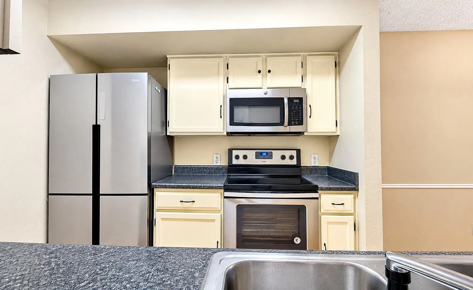 1 bed, 1.0 bath, 789 sqft, $1,300 — Photo 4