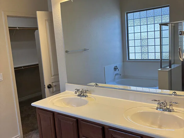 DUAL SINKS, SEPARATE TUB/SHOWER, CLOSETED COMMODE IN PRIMARY BATHROOM.
