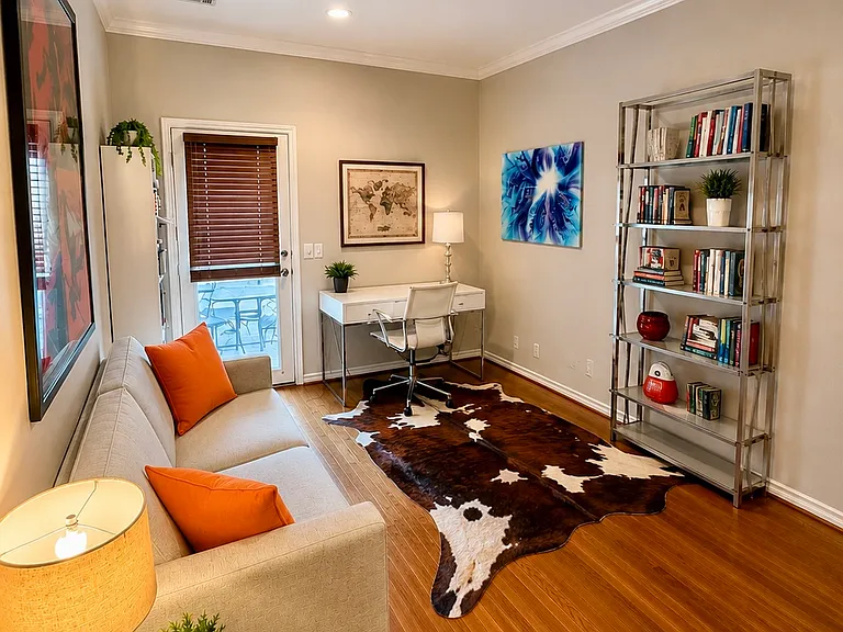 3906 Travis St — Photo 3