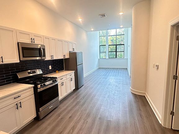 3rd image of 901 Quarry St #208