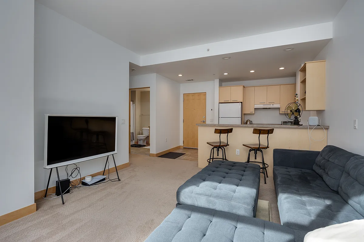 Building Photo - 309 W Washington Ave #204