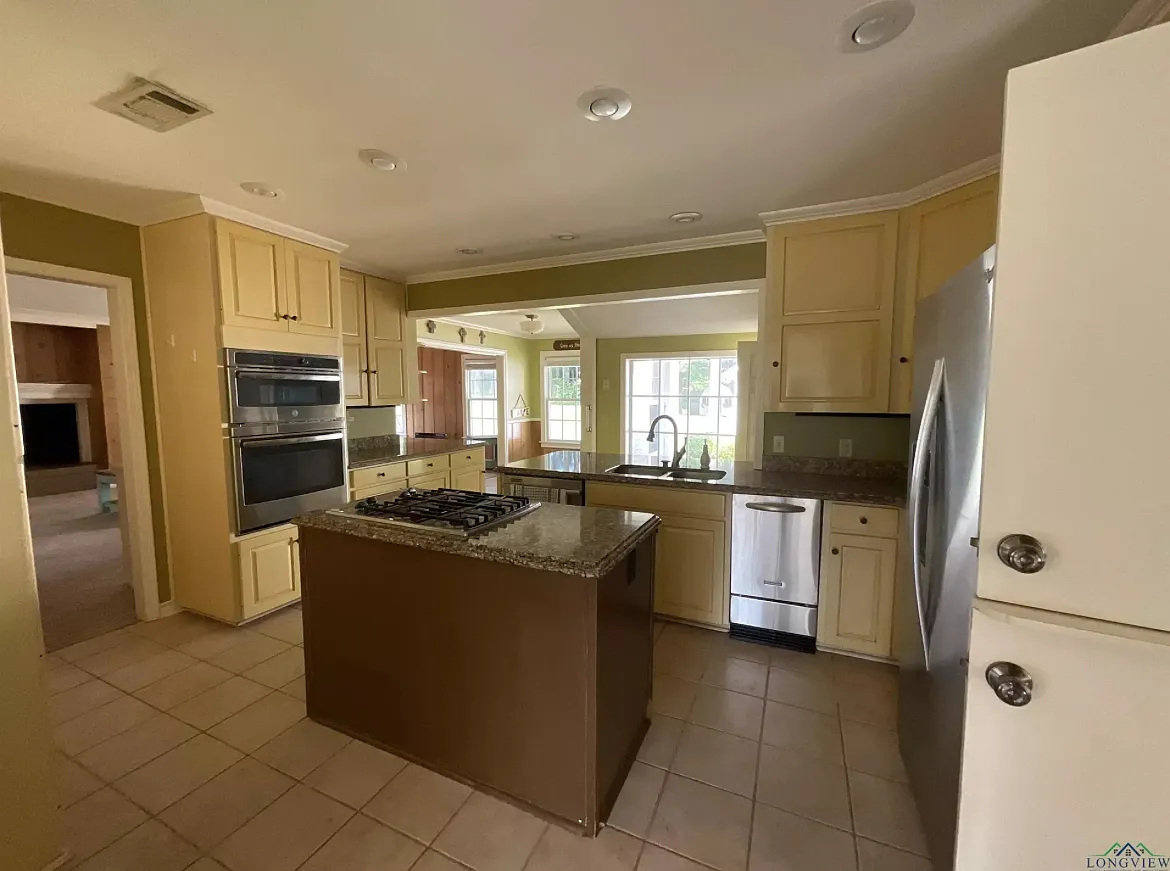 600 Shadywood Dr — Photo 3
