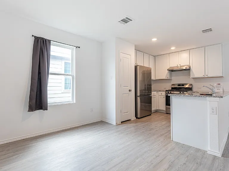 4136 Cove Fls — Photo 8