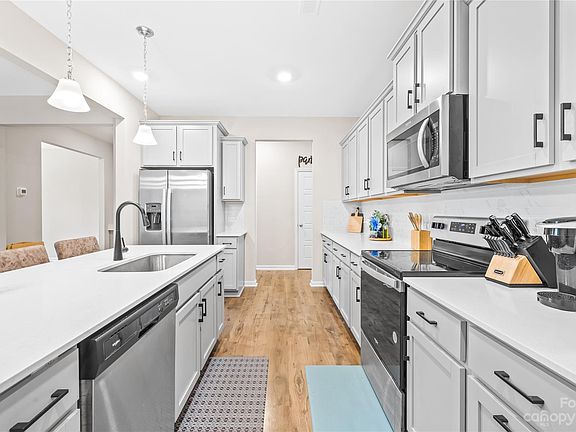 3rd image of 835 Foxglove Ln