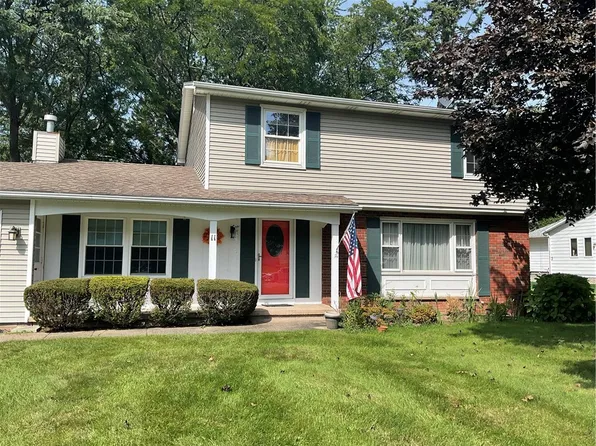 11 Old Barn Cir, Penfield, NY 14526