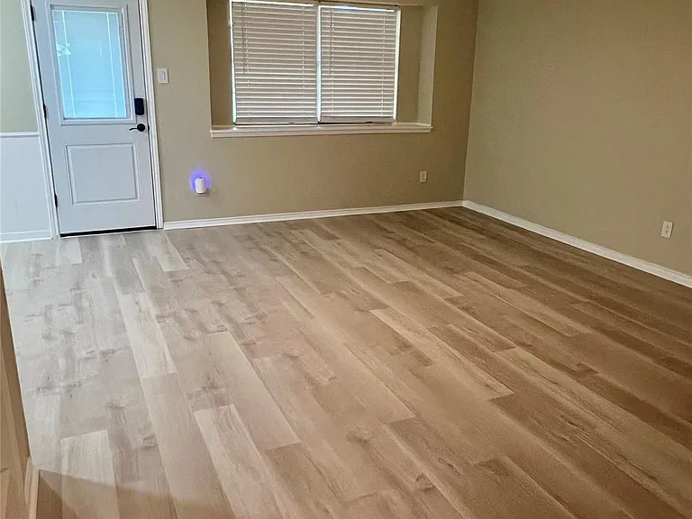 205 W Vaughn Ln — Photo 4