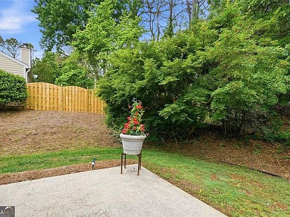 3rd image of 511 Carrington Ct