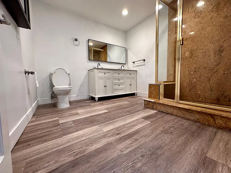 6742 Radford Ave — Photo 16