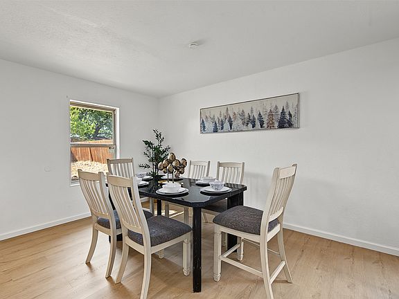 4th image of 224 Mountain View Dr