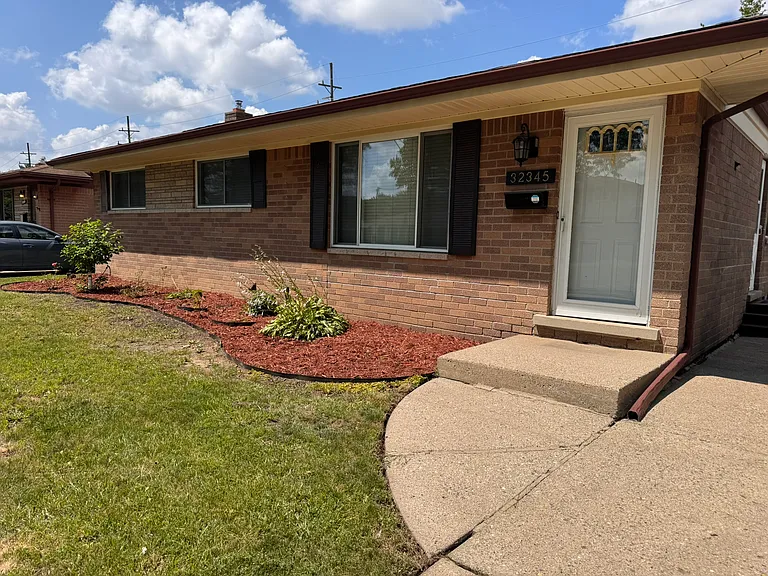 32345 Hawthorne Dr — Photo 2