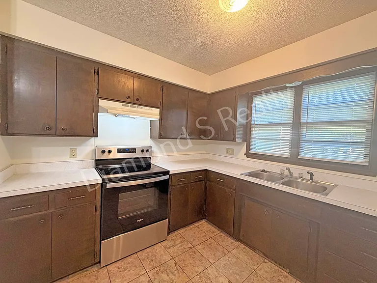 2750 N Howard Ave — Photo 7