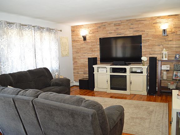 5th image of 20 Foxboro Ave