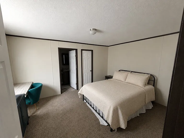 184 Lakeshore Cir #184 — Photo 5