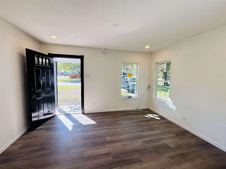 2762 Beverly Hills Dr — Photo 2
