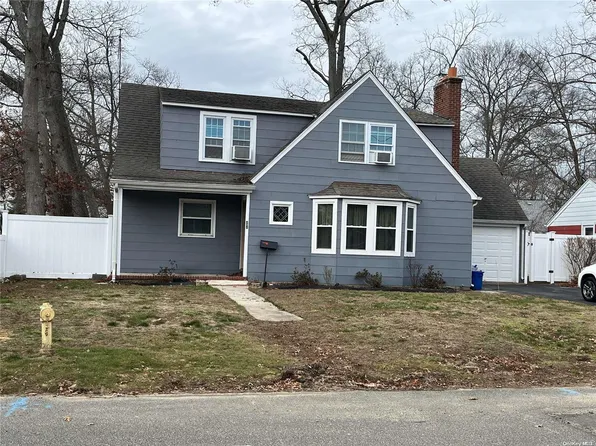 42 Chestnut Street, Wyandanch, NY 11798
