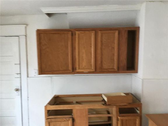 5th image of 920 East Ave