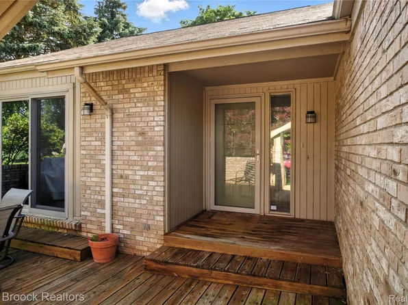 4185 Foxpointe Dr, West Bloomfield, MI 48323