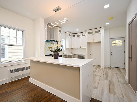 2nd image of 3621 Avenue