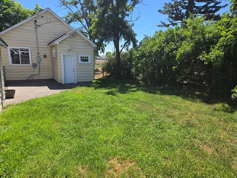 1417 E Wellesley Ave — Photo 20