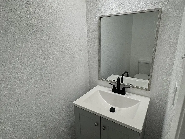 221 Gibson St #B — Photo 11