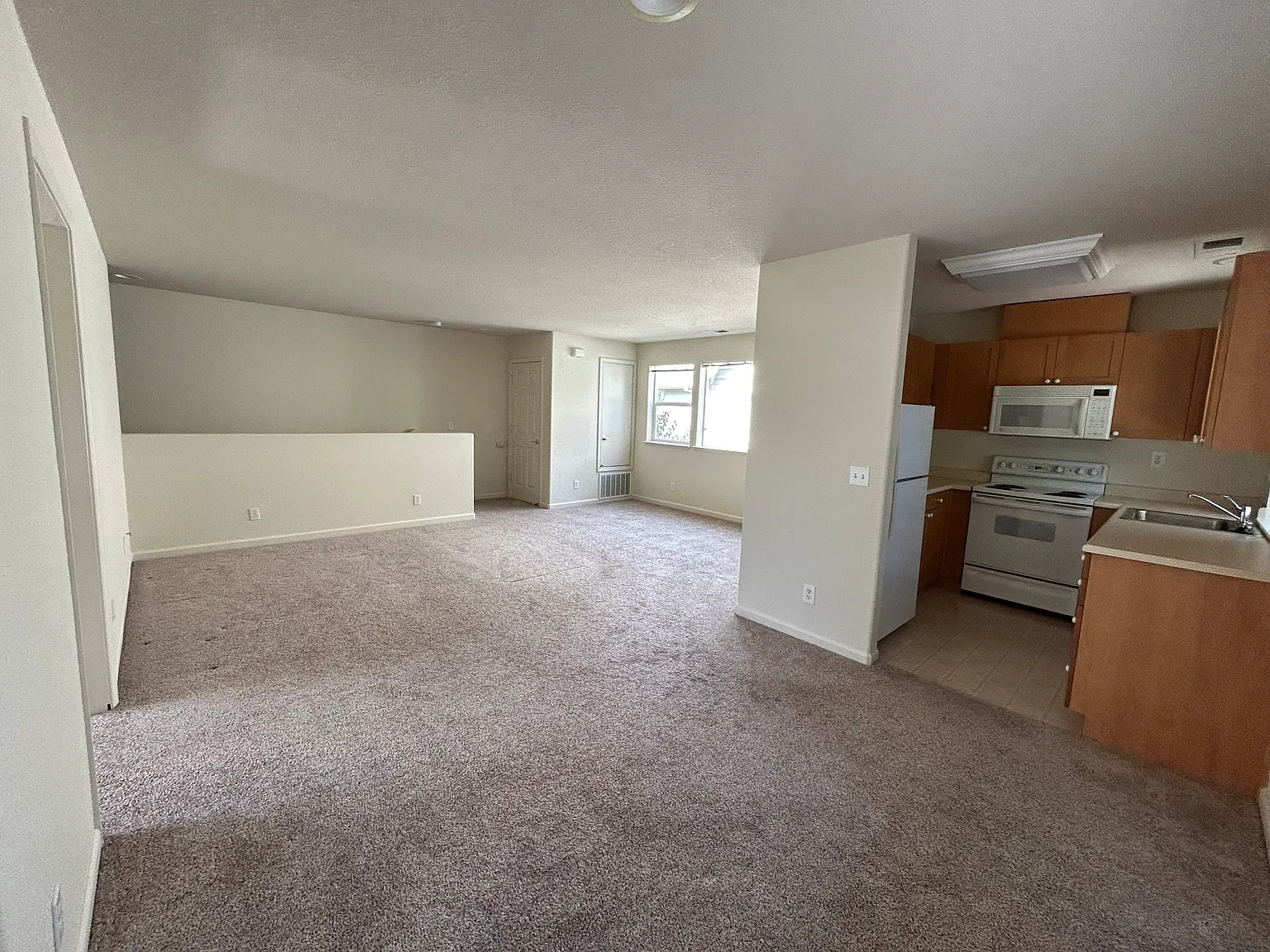 1 bed, 881 sqft, $2,250 — Photo 3