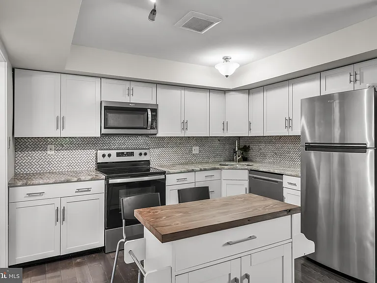 702 Abbey Ct — Photo 10