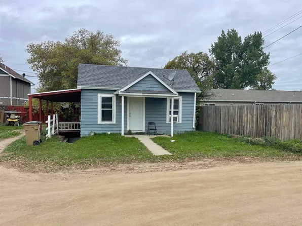 426 3rd St NW, Minot, ND 58703