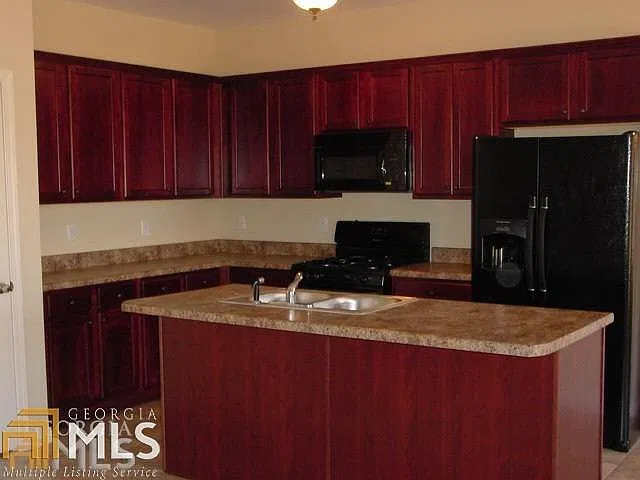 3 bed, 2.5 bath, 1936 sqft, $2,100 — Photo 2