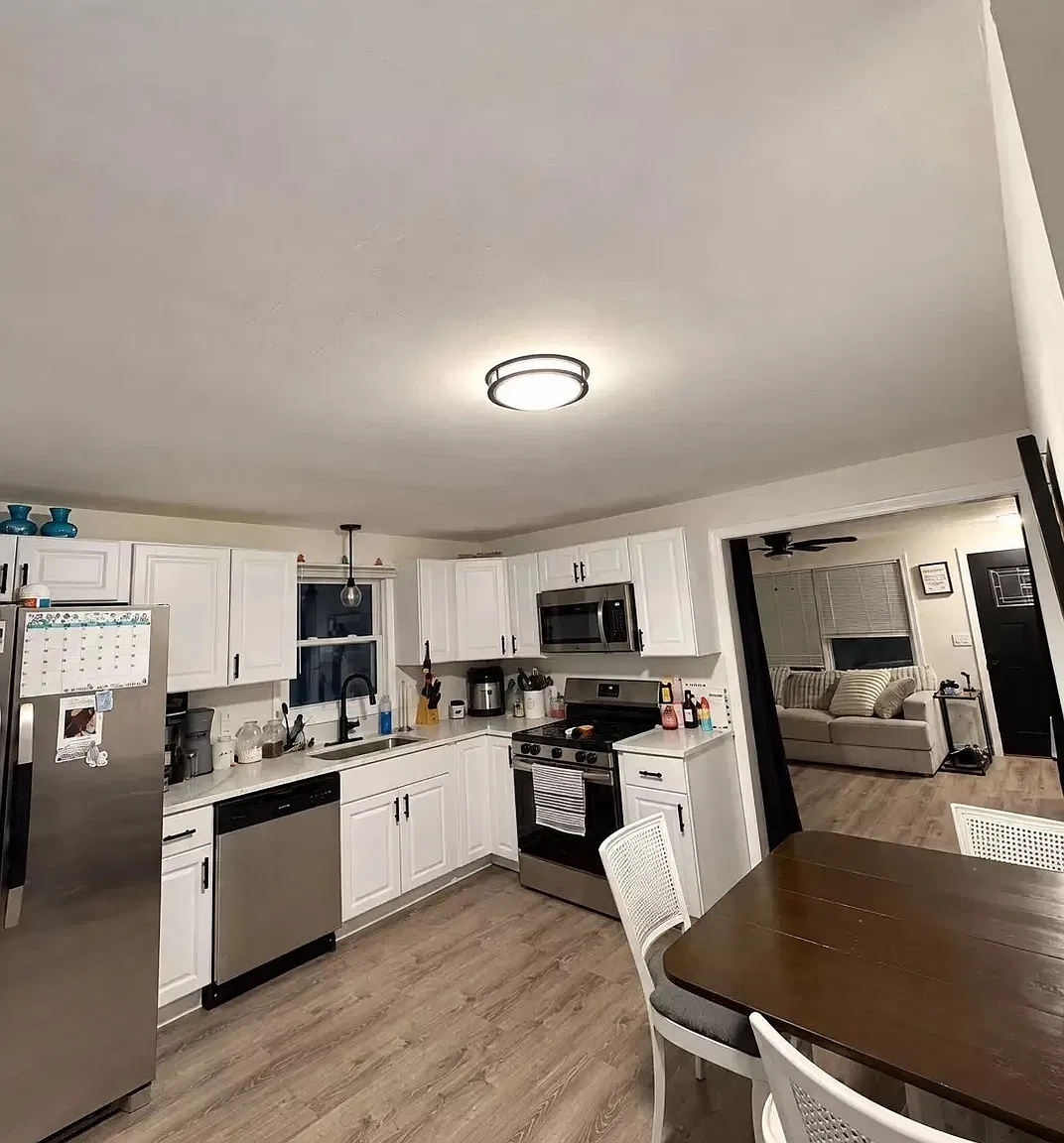 3 bed, 900 sqft, $2,800 — Photo 2